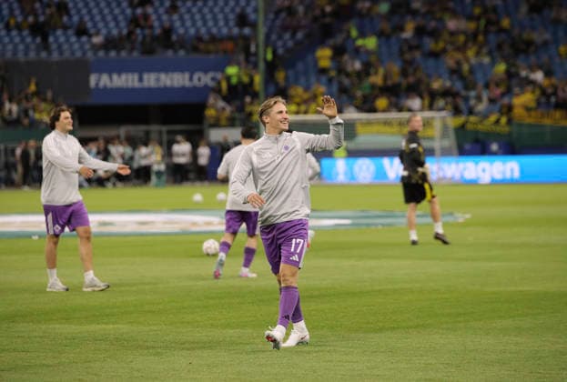 Foto : die HEBC Spieler begrüssen beim Aufwärmtraining ihre Fans , hier Robert SCHICK (HEBC) Fussball DFB Pokal , 1. Runde am Di. 01.09.2026 HEBC - Borussia Dortmund *** Photo: HEBC players greet their fans during warm-ups; pictured here is Robert SCHICK. HEBC Soccer, DFB Cup, 1st Round on Tue, Sept. 1, 2026: HEBC vs. Borussia Dortmund