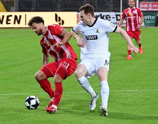 01.09.2026 xkhx Kassel, Auestadion Regionalliga Südwest Saison 2026 2027 KSV Hessen Kassel - SV Eintracht-Trier Marice Springfeld (31, Hessen Kassel) gegen Tim Sausen (SV Eintracht-Trier)