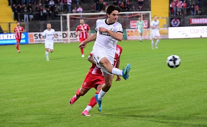 01.09.2026 xkhx Kassel, Auestadion Regionalliga Südwest Saison 2026 2027 KSV Hessen Kassel - SV Eintracht-Trier Sercan Sararer (10, Hessen Kassel) gegen Gianluca Pelzer (SV Eintracht-Trier)