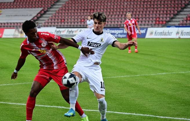 01.09.2026 xkhx Kassel, Auestadion Regionalliga Südwest Saison 2026 2027 KSV Hessen Kassel - SV Eintracht-Trier Phinees Bonianga (11, Hessen Kassel) gegen Shawn Marc Blum (SV Eintracht-Trier)