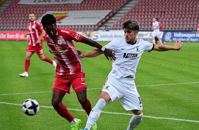 01.09.2026 xkhx Kassel, Auestadion Regionalliga Südwest Saison 2026 2027 KSV Hessen Kassel - SV Eintracht-Trier Phinees Bonianga (11, Hessen Kassel) gegen Shawn Marc Blum (SV Eintracht-Trier)