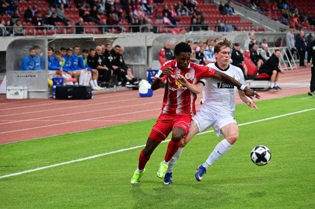 01.09.2026 xkhx Kassel, Auestadion Regionalliga Südwest Saison 2026 2027 KSV Hessen Kassel - SV Eintracht-Trier Phinees Bonianga (11, Hessen Kassel) gegen Gianluca Pelzer (SV Eintracht-Trier)