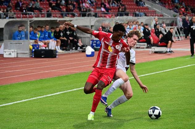 01.09.2026 xkhx Kassel, Auestadion Regionalliga Südwest Saison 2026 2027 KSV Hessen Kassel - SV Eintracht-Trier Phinees Bonianga (11, Hessen Kassel) gegen Gianluca Pelzer (SV Eintracht-Trier)