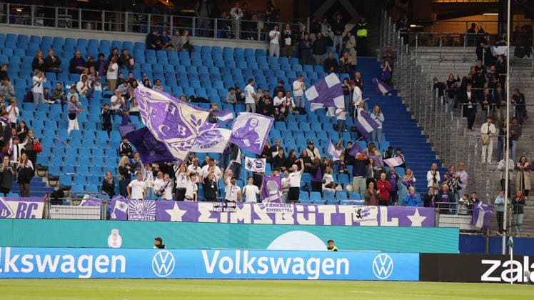 01.09.2026, xrekx, Fussball DFB Pokal 1.Runde, Hamburg-Eimsbütteler Ballsport-Club - Borussia Dortmund v.l. Emsbütteler Ballsport-Club Fans ,Stimmung, Schals, Ultras, Zuschauer, Besucher, Choreo, Choreografie, atmosphere, scarves, spectators, visitors Hamburg *** September 1, 2026, xrekx, Soccer DFB Cup 1st Round, Hamburg Eimsbütteler Ballsport Club vs. Borussia Dortmund, Eimsbütteler Ballsport Club fans, atmosphere, scarves, ultras, spectators, visitors, choreography, Hamburg