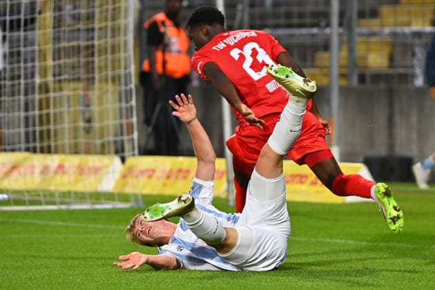 Daniel MUTEBA (Buchbach), Aktion,Zweikampf gegen Fabio WAGNER (TSV 1860 Muenchen), Foul zum Elfmeter,Strafstoss. Strafraumszene. Fussball Landespokal Bayern, Toto Pokal TSV 1860 Muenchen - TSV Buchbach am 01.09.2026 GRUENWALDER STADION.