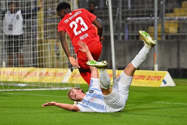 Daniel MUTEBA (Buchbach), Aktion,Zweikampf gegen Fabio WAGNER (TSV 1860 Muenchen), Foul zum Elfmeter,Strafstoss. Strafraumszene. Fussball Landespokal Bayern, Toto Pokal TSV 1860 Muenchen - TSV Buchbach am 01.09.2026 GRUENWALDER STADION.