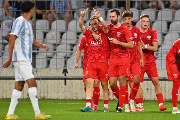 kollektiver Torjube Buchbach nach Tor zum 1-3 von Albano GASHI (Buchbach), Jubel,Freude,Begeisterung,Aktion, Fussball Landespokal Bayern, Toto Pokal TSV 1860 Muenchen - TSV Buchbach am 01.09.2026 GRUENWALDER STADION.