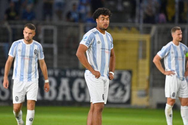 Arian Ortivero CALDERON (TSV 1860 Muenchen) nach Gegentor, Enttaeuschung,Frust,enttaeuscht, frustriert,niedergeschlagen, hi:Raphael WACH (TSV 1860 Muenchen), Dennis DRESSEL (1860 Muenchen). Aktion, Fussball Landespokal Bayern, Toto Pokal TSV 1860 Muenchen - TSV Buchbach am 01.09.2026 GRUENWALDER STADION.