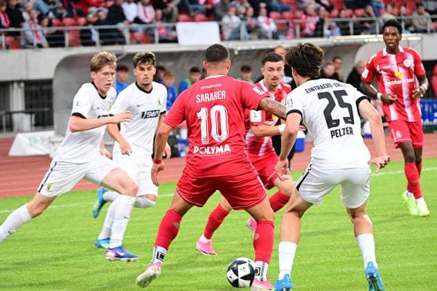 01.09.2026 xkhx Kassel, Auestadion Regionalliga Südwest Saison 2026 2027 KSV Hessen Kassel - SV Eintracht-Trier Sercan Sararer (10, Hessen Kassel) gegen Gianluca Pelzer (SV Eintracht-Trier)