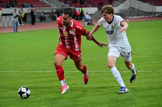 01.09.2026 xkhx Kassel, Auestadion Regionalliga Südwest Saison 2026 2027 KSV Hessen Kassel - SV Eintracht-Trier Sercan Sararer (10, Hessen Kassel) gegen Elia Dittrich (SV Eintracht-Trier)