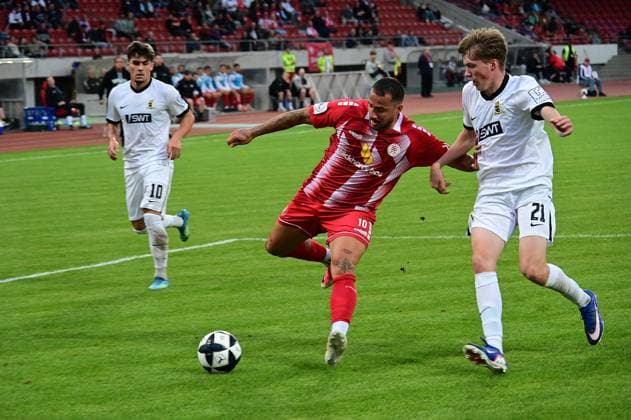 01.09.2026 xkhx Kassel, Auestadion Regionalliga Südwest Saison 2026 2027 KSV Hessen Kassel - SV Eintracht-Trier Sercan Sararer (10, Hessen Kassel) gegen Elia Dittrich (SV Eintracht-Trier)