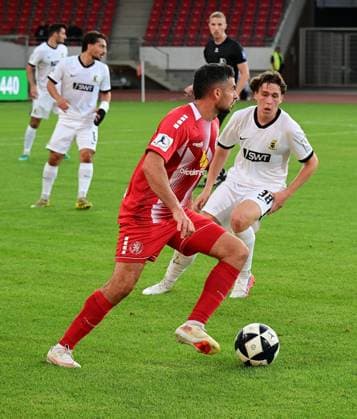 01.09.2026 xkhx Kassel, Auestadion Regionalliga Südwest Saison 2026 2027 KSV Hessen Kassel - SV Eintracht-Trier Adrian Bravo Sanchez (17, Hessen Kassel) gegen Noah herber (SV Eintracht-Trier)