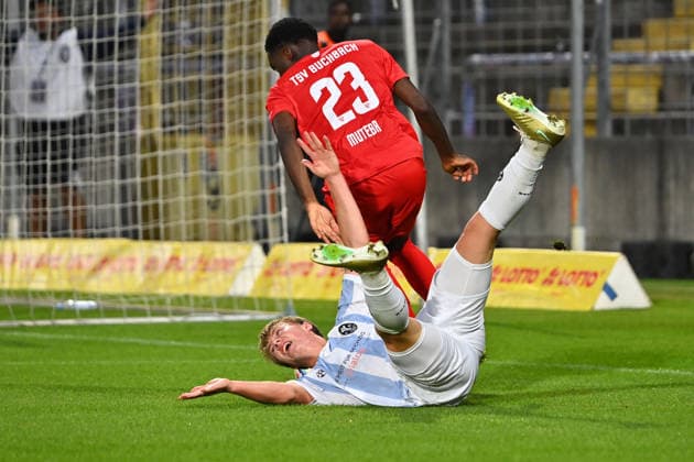 Daniel MUTEBA (Buchbach), Aktion,Zweikampf gegen Fabio WAGNER (TSV 1860 Muenchen), Foul zum Elfmeter,Strafstoss. Strafraumszene. Fussball Landespokal Bayern, Toto Pokal TSV 1860 Muenchen - TSV Buchbach am 01.09.2026 GRUENWALDER STADION.