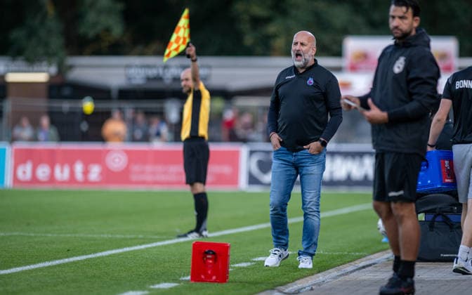Fussball, Saison 2026 2027, Regionalliga West, 01.09.2026, 06. Spieltag, Herren, 1.FC Bocholt (mint) vs. Bonner SC (blau rot) Bjoern Mehnert (Trainer Bonner SC), Bocholt Stadion am Huenting Deutschland