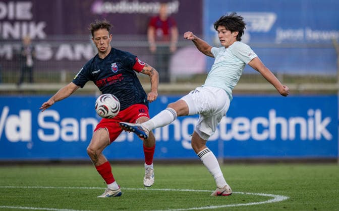 Fussball, Saison 2026 2027, Regionalliga West, 01.09.2026, 06. Spieltag, Herren, 1.FC Bocholt (mint) vs. Bonner SC (blau rot) v.l.: Maximilian Pommer (Bonner SC), Mika Walther (1.FC Bocholt), Bocholt Stadion am Huenting Deutschland