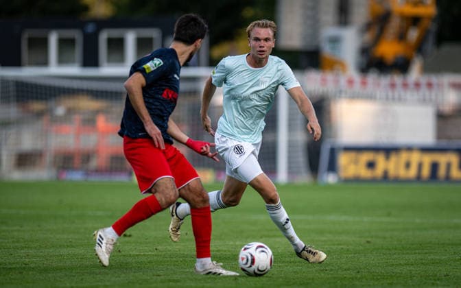 Fussball, Saison 2026 2027, Regionalliga West, 01.09.2026, 06. Spieltag, Herren, 1.FC Bocholt (mint) vs. Bonner SC (blau rot) v.l.: Cagatay Kader (Bonner SC), Kilian Zaruba (1.FC Bocholt), Bocholt Stadion am Huenting Deutschland