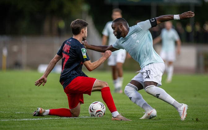 Fussball, Saison 2026 2027, Regionalliga West, 01.09.2026, 06. Spieltag, Herren, 1.FC Bocholt (mint) vs. Bonner SC (blau rot) v.l.: Julijan Popvic (Bonner SC), Arnold Budimbu (1.FC Bocholt), Bocholt Stadion am Huenting Deutschland