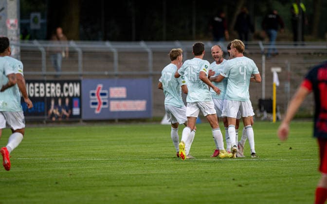 Fussball, Saison 2026 2027, Regionalliga West, 01.09.2026, 06. Spieltag, Herren, 1.FC Bocholt (mint) vs. Bonner SC (blau rot) v.l.: Paul Seidel (1.FC Bocholt), Lennar Garlipp (1.FC Bocholt), Patrick Kurzen (1.FC Bocholt), Kilian Zaruba (1.FC Bocholt), Mika Walther (1.FC Bocholt), Bocholt Stadion am Huenting Deutschland