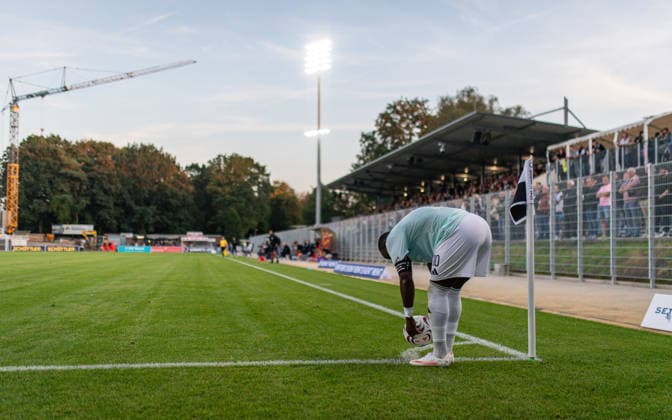 Fussball, Saison 2026 2027, Regionalliga West, 01.09.2026, 06. Spieltag, Herren, 1.FC Bocholt (mint) vs. Bonner SC (blau rot) Arnold Budimbu (1.FC Bocholt), Bocholt Stadion am Huenting Deutschland