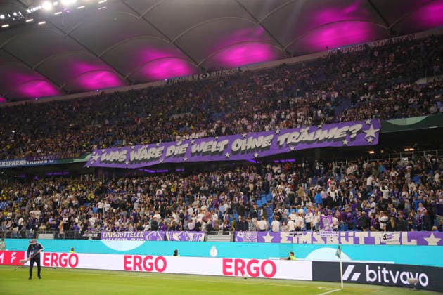 Foto : die HEBC Fans begrüssen ihre Spieler und träumen vom Sieg Fussball DFB Pokal , 1. Runde am Di. 01.09.2026 HEBC - Borussia Dortmund *** Photo: HEBC fans cheer on their players and dream of victory in the DFB Cup, First Round, on Tue, Sept. 1, 2026: HEBC vs. Borussia Dortmund