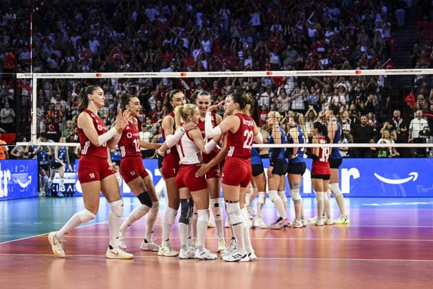 Turkiye v Azerbaijan - CEV EuroVolley 2026 ISTANBUL, TURKIYE - SEPTEMBER 01: Players of Turkiye celebrate during the 2026 Women s European Volleyball Championship match between Turkiye and Azerbaijan at Sinan Erdem Hall in Istanbul, Turkiye on September 01, 2026. Agit Erdi Ulukaya Anadolu Istanbul Turkey. Editorial use only. Please get in touch for any other usage.  Copyright: x2026xAnadoluxAgitxErdixUlukayax