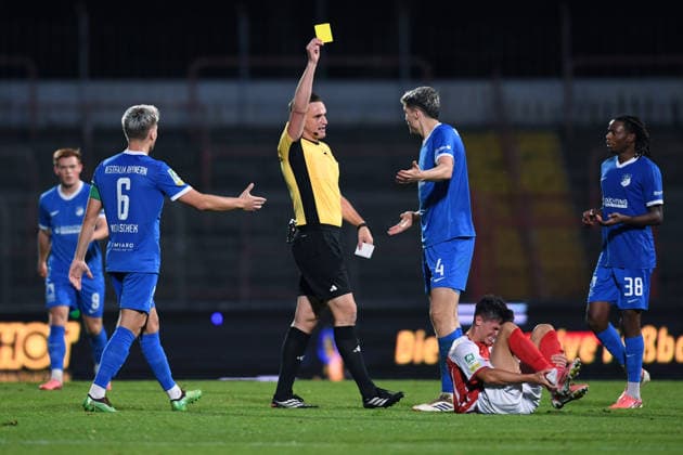 Fußball Regionalliga West 6. Spieltag Rot-Weiß Oberhausen - SV Westfalia Rhynern am 01.09.2026 im Stadion Niederrhein in Oberhausen Schiedsrichter Tobias Esch, links - zeigt Finn Schubert ( Rhynern ), rechts - die gelbe Karte