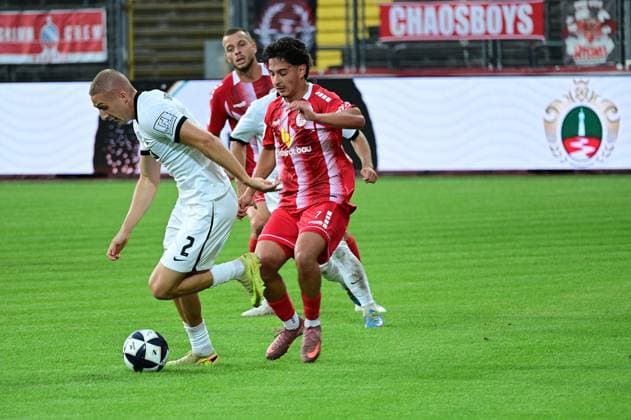 01.09.2026 xkhx Kassel, Auestadion Regionalliga Südwest Saison 2026 2027 KSV Hessen Kassel - SV Eintracht-Trier Jannis Held (SV Eintracht-Trier), gegen Emre Böyükata,(7, Hessen Kassel)
