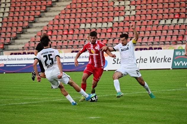 01.09.2026 xkhx Kassel, Auestadion Regionalliga Südwest Saison 2026 2027 KSV Hessen Kassel - SV Eintracht-Trier Gianluca Pelzer und Christopher Spang (SV Eintracht-Trier) gegen Aaron Liesche Prieto (6, Hessen Kassel)