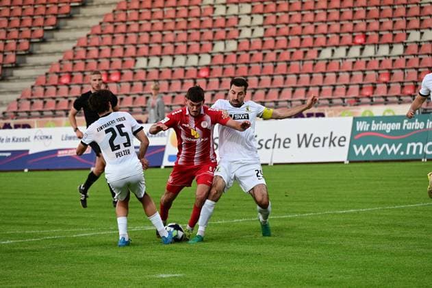 01.09.2026 xkhx Kassel, Auestadion Regionalliga Südwest Saison 2026 2027 KSV Hessen Kassel - SV Eintracht-Trier Gianluca Pelzer und Christopher Spang (SV Eintracht-Trier) gegen Aaron Liesche Prieto (6, Hessen Kassel)
