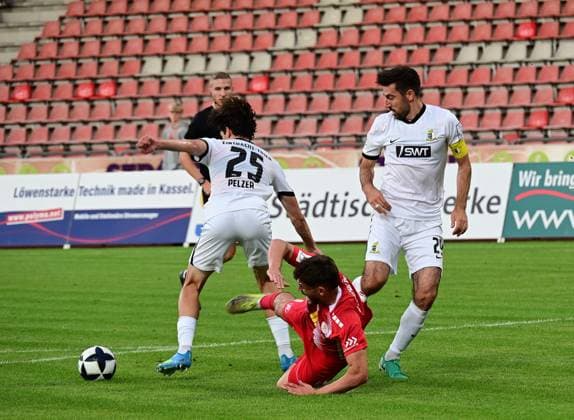 01.09.2026 xkhx Kassel, Auestadion Regionalliga Südwest Saison 2026 2027 KSV Hessen Kassel - SV Eintracht-Trier Gianluca Pelzer und Christopher Spang (SV Eintracht-Trier) gegen Aaron Liesche Prieto (6, Hessen Kassel)