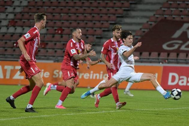 Gianluca Pelzer (SV Eintracht Trier 25) erzielt den Treffer, Tor zum 0:1; Maurice Springfeld (KSV Hessen Kassel 31), (M),Sercan Sararer (KSV Hessen Kassel 10) kommen zu spaet, GER, KSV Hessen Kassel vs SV Eintracht Trier, Fussball, Regionalliga Suedwest, Saison 2026-2027, 3. Spieltag, 01.09.2026, GER, Fussball, Regionalliga Suedwest - KSV Hessen Kassel vs SV Eintracht Trier, 01.09.2026 Kassel Copyright: xRolandxSippelx-xEibner-Pressefotox EP_RSL