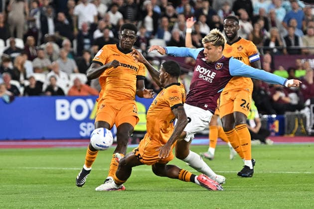 West Ham vs Wolves Championship Joel Piroe of West Ham United gets an early shot at goal during the West Ham vs Wolverhampton Wanderers, EFL Championship match at the London Stadium Stratford. This image is for EDITORIAL USE ONLY. Licence required from the Football DataCo for any other use. London The London Stadium UK Copyright: xMartinxDaltonx WestHam_vs_Wolves_010926_MD_006