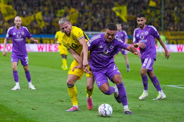 01.09.2026, xydrx, Fußball, DFB Pokal, HEBC Hamburg - Borussia Dortmund, Saison 2026 2027, Volksparkstadion: Julian Ryerson (Borussia Dortmund, 26) im Zweikampf gegen Lionel von Zitzewitz (HEBC Hamburg, 27) DFB regulations prohibit any use of photographs as image sequences and or quasi-video. *** September 1, 2026, xydrx, soccer, DFB Cup, HEBC Hamburg vs. Borussia Dortmund, 2026–2027 season, Volksparkstadion, Julian Ryerson (Borussia Dortmund), 26 in a tackle against Lionel von Zitzewitz (HEBC Hamburg), 27. DFB regulations prohibit any use of photographs as image sequences and or quasi-video. Copyright: HMBxMedia YannisxDreimann
