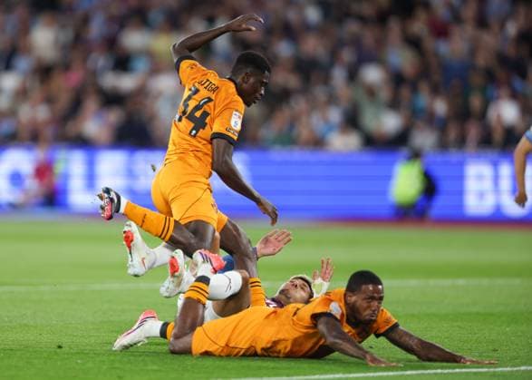 Joel Piroe of West Ham United has his shot blocked by Jackson Tchatchoua of Wolverhampton Wanderers West Ham United v Wolverhampton Wanderers, EFL Championship, Football, London Stadium, London, UK, 01 09 2026, England - 01 Sep 2026London London Stadium England United Kingdom EDITORIAL USE ONLY No use with unauthorised audio, video, data, fixture lists, club league logos or live services. Online in-match use limited to 120 images, no video emulation. No use in betting, games or single club league player publications.  Copyright: xHanc WiredxPhotos Shutterstockx 17129749c
