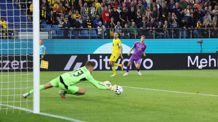 01.09.2026, xrekx, Fussball DFB Pokal 1.Runde, Hamburg-Eimsbütteler Ballsport-Club - Borussia Dortmund v.l. Alexander Meyer (Borussia Dortmund) Waldemar Anton (Borussia Dortmund) Robert Schick (HEBC) Hamburg *** September 1, 2026, xrekx, Soccer, DFB Cup First Round, Hamburg Eimsbütteler Ballsport Club vs. Borussia Dortmund, Alexander Meyer (Borussia Dortmund), Waldemar Anton (Borussia Dortmund), Robert Schick (HEBC Hamburg)