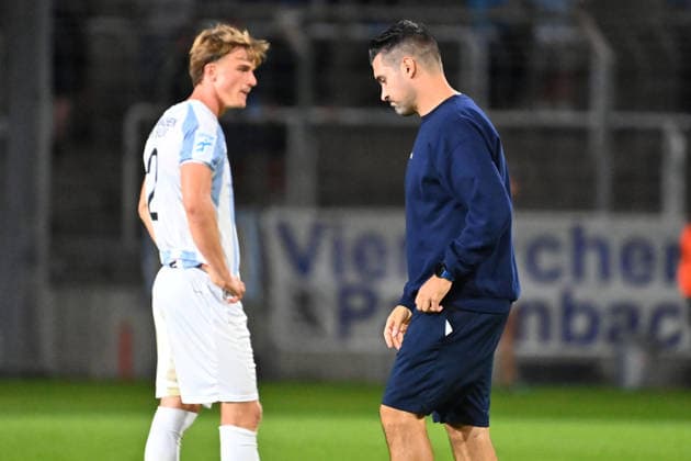 v.re:Trainer Alper KAYABUNAR (1860), Julian BELL (TSV 1860 Muenchen) nach Spielende, Enttaeuschung,Frust,enttaeuscht, frustriert,niedergeschlagen, Fussball Landespokal Bayern, Toto Pokal TSV 1860 Muenchen - TSV Buchbach 1-3 am 01.09.2026 GRUENWALDER STADION.