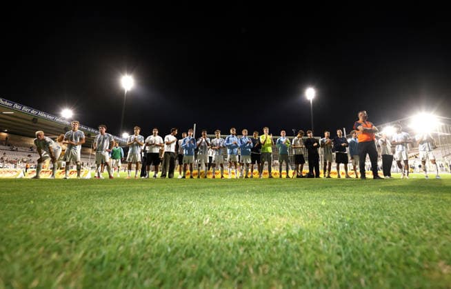 Fussball, Herren, Toto-Pokal, Ahtelfinale, Saison 2026 2027, TSV 1860 München - TSV Buchbach Grünwalder Stadion Die Mannschaft des TSV 1860 München zusammen nach dem Spiel auf der Ehrenrunde vor der Westkurve bei den Fans