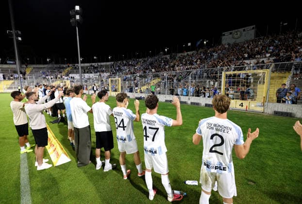 Fussball, Herren, Toto-Pokal, Ahtelfinale, Saison 2026 2027, TSV 1860 München - TSV Buchbach Grünwalder Stadion Die Mannschaft des TSV 1860 München zusammen nach dem Spiel auf der Ehrenrunde vor der Westkurve bei den Fans