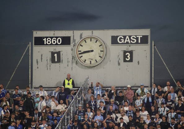 Fussball, Herren, Toto-Pokal, Ahtelfinale, Saison 2026 2027, TSV 1860 München - TSV Buchbach Grünwalder Stadion Endstand 1:3 auf der Anzeigetafel