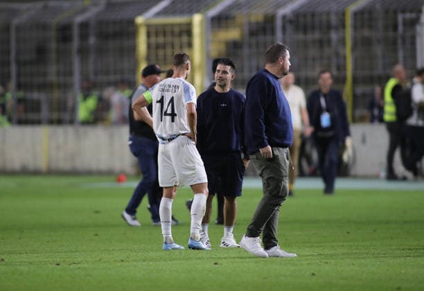 Fussball, Herren, Toto-Pokal, Ahtelfinale, Saison 2026 2027, TSV 1860 München - TSV Buchbach Grünwalder Stadion Dennis Dressel (TSV 1860 München) (li.) mit Alper Kayabunar, Trainer (TSV 1860 München) (re.) nach dem Spiel im Gespräch auf dem Spielfeld