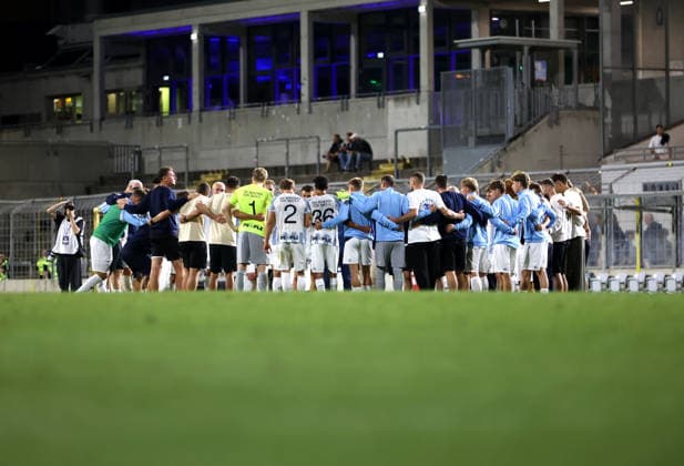 Fussball, Herren, Toto-Pokal, Ahtelfinale, Saison 2026 2027, TSV 1860 München - TSV Buchbach Grünwalder Stadion Die Mannschaft des TSV 1860 München zusammen nach dem Spiel im Kreis, Besprechung