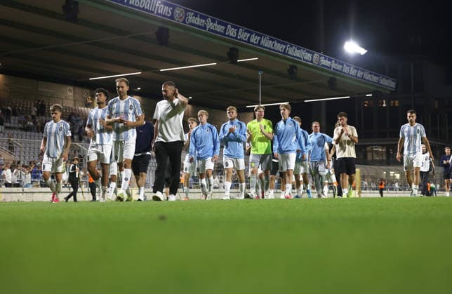 Fussball, Herren, Toto-Pokal, Ahtelfinale, Saison 2026 2027, TSV 1860 München - TSV Buchbach Grünwalder Stadion Die Mannschaft des TSV 1860 München zusammen nach dem Spiel auf der Ehrenrunde