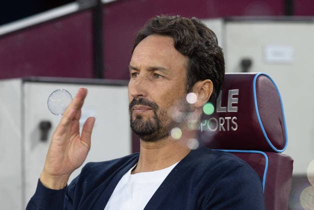 West Ham United v Wolverhampton Wanderers, EFL Sky Bet Championship, EFL, Football, London Stadium, London, UK - 01 Sep 2026 Wolverhampton Wanderers Head Coach Cesar Peixoto waves away bubbles before kick off London London Stadium Stratford GBR, UK NEWSPAPERS OUT Copyright: xEllixBirchx