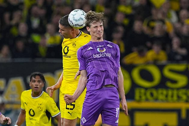 01.09.2026, xydrx, Fußball, DFB Pokal, HEBC Hamburg - Borussia Dortmund, Saison 2026 2027, Volksparkstadion: Johannes Veerman (Borussia Dortmund, 25) im Zweikampf gegen Robert Schick (HEBC Hamburg, 17) DFB regulations prohibit any use of photographs as image sequences and or quasi-video. *** September 1, 2026, xydrx, Soccer, DFB Cup, HEBC Hamburg vs. Borussia Dortmund, 2026–2027 season, Volksparkstadion, Johannes Veerman, Borussia Dortmund, No. 25 in a tackle against Robert Schick of HEBC Hamburg, No. 17. DFB regulations prohibit any use of photographs as image sequences and or quasi-video. Copyright: HMBxMedia YannisxDreimann