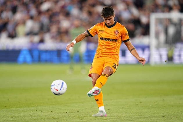 Sky Bet Championship: West Ham United v Wolverhampton Wanderers Hugo Bueno of Wolverhampton Wanderers attempts cross during the Sky Bet Championship match West Ham United vs Wolverhampton Wanderers at London Stadium, London, United Kingdom on 01 September 2026 (Photo by Harvey Murphy News Images) Copyright: xHarveyxMurphy NewsxImagesx