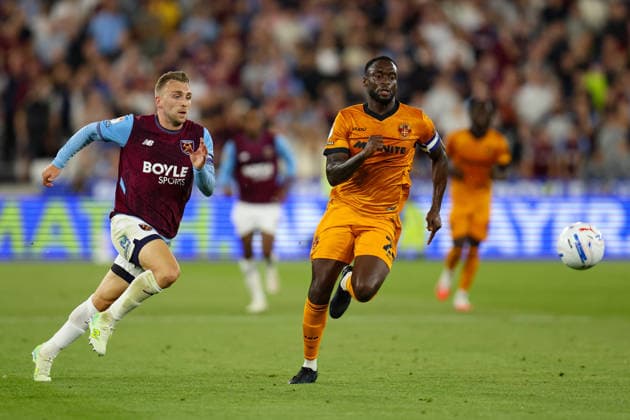 LONDON, ENGLAND - SEPTEMBER 1: Jarrod Bowen of West Ham United and Toti Gomes of Wolverhampton Wanderers race for the ball during the Championship match between West Ham and Wolverhampton Wanderers at London Stadium on September 1st, 2026 in London, England (Photo by Alexander Canillas Sports Press Photo)  Copyright: xAlexanderxCanillas SPPx Sportspressphoto_SPR221935