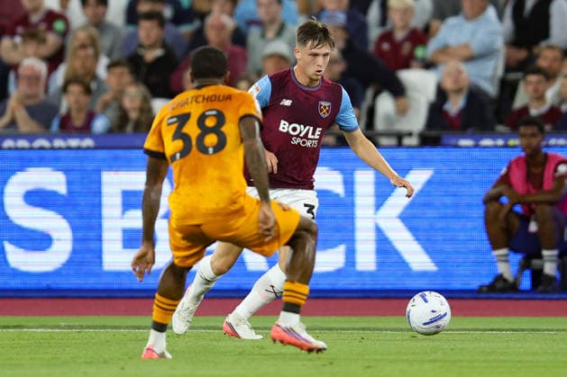 LONDON, ENGLAND - SEPTEMBER 1: Ollie Scarles of West Ham United receives pressure from Jackson Tchatchoua of Wolverhampton Wanderers during the Championship match between West Ham and Wolverhampton Wanderers at London Stadium on September 1st, 2026 in London, England (Photo by Alexander Canillas Sports Press Photo)  Copyright: xAlexanderxCanillas SPPx Sportspressphoto_SPR221937