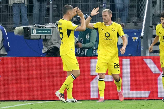 01.09.2026, xrekx, Fussball DFB Pokal 1.Runde, Hamburg-Eimsbütteler Ballsport-Club - Borussia Dortmund v.l. Torjubel Joey Veerman (Borussia Dortmund) Julian Ryerson (Borussia Dortmund) zum 0:1 Eigentor durch Janek Wrede (HEBC) Hamburg *** September 1, 2026, xrekx, Soccer, DFB Cup First Round, Hamburg Eimsbütteler Ballsport Club vs. Borussia Dortmund: Joey Veerman (Borussia Dortmund) and Julian Ryerson (Borussia Dortmund) celebrate the 0–1 goal—an own goal by Janek Wrede of HEBC Hamburg