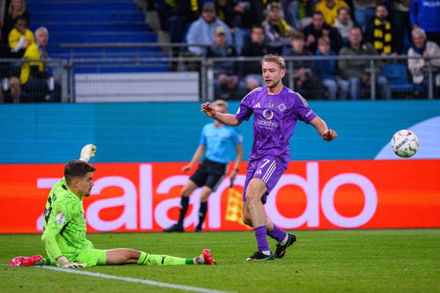 Fußball I Saison 2026-2027 I DFB-Pokal I 1. Runde I HEBC - Borussia Dortmund I 01.09.2026 Alexander Meyer (33, Borussia Dortmund), Tjorven Köhler (7, HEBC Hamburg) Hamburg Volksparkstadion Hamburg Deutschland *** Soccer 2026–2027 Season DFB Cup First Round HEBC vs. Borussia Dortmund September 1, 2026 Alexander Meyer (33), Borussia Dortmund; Tjorven Köhler (7), HEBC Hamburg Hamburg Volksparkstadion, Hamburg, Germany Copyright: xLobecax xHenningxRohlfsx