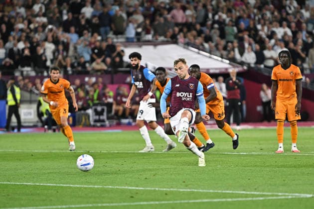 West Ham vs Wolves Championship GOAL Jarrod Bowen of West Ham United scores his sides second from the Penalty spot during the West Ham vs Wolverhampton Wanderers, EFL Championship match at the London Stadium Stratford. This image is for EDITORIAL USE ONLY. Licence required from the Football DataCo for any other use. London The London Stadium UK Copyright: xMartinxDaltonx WestHam_vs_Wolves_010926_MD_014